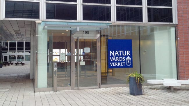 Naturvårdsverket har sedan fem månader ingen generaldirektör, utan leds av en tillförordnad chef. Moderaten Johan Hultberg vill ha svar på varför rekryteringen dröjer.