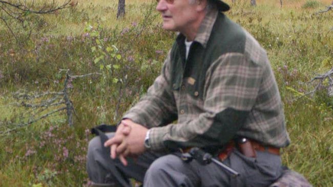 Nils Björklund sköt två varningsskott mot en varg som jagade hans får.