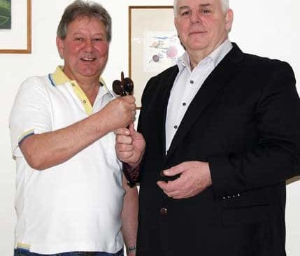 Tillträdande ordförande i Jägarnas Riksförbunds Blekinge-distrikt Nils-Birger Andersson, till vänster, tar emot ordförandeklubban från avgående ordförande Urban Vamstad.