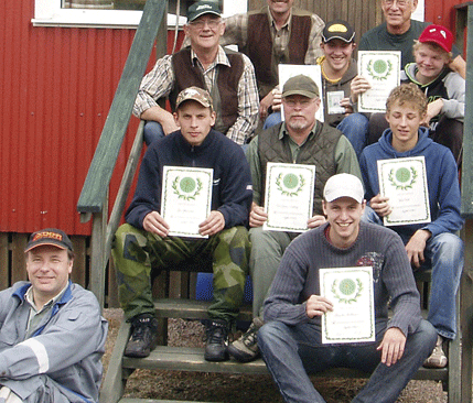 Lysekils ordförande Stefan Johansson, Alexander Wallenius, Jim Johansson, Lars Göran Kronberg, Tobias Frisk, provledare Alf Lindblom, Peter Karlsson, Emil Andersson, kursledaren Mikael Olsson samt provledaren Jan Blomqvist.