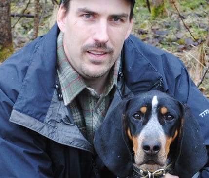 Vargobs&nbsp;kan ut&ouml;kas. Kjell Hj&auml;ltman&nbsp;har planer p&aring; att ut&ouml;ka sin Vargobs i s&ouml;der till att omfatta hela landet. P&aring; bilden ses han med bluetick coonhounden Vass.