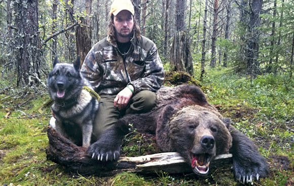 Stefan Jonsson&nbsp;och hans gr&aring;hund Dacke med en riktigt stor bj&ouml;rn p&aring; 240 kilo.