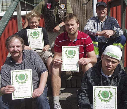 Sittande fr&aring;n v&auml;nster, rad ett: Peter Jonasson och Jonathan Kamperin Sandh.&nbsp;Rad tv&aring;: 12-&aring;rige Johan Gustavsson, Simon Wide och banansvarig Stefan Johansson.&nbsp;Rad tre: kurs- och provledaren Mikael Olsson.