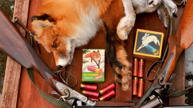 Jakt & Jägare önskar Gott Nytt År med en bild på två klassiska hanbössor som fortfarande kan tjänstgöra i jaktmarkerna när harar och rävar ska fällas.