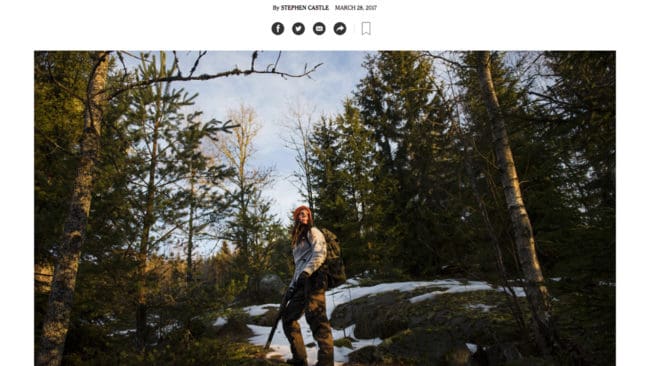 I reportaget i New York Times följs bland annat när jägaren Stine Hagtveldt Viddal letar efter att bra pass under en jakt söder om Oslo.