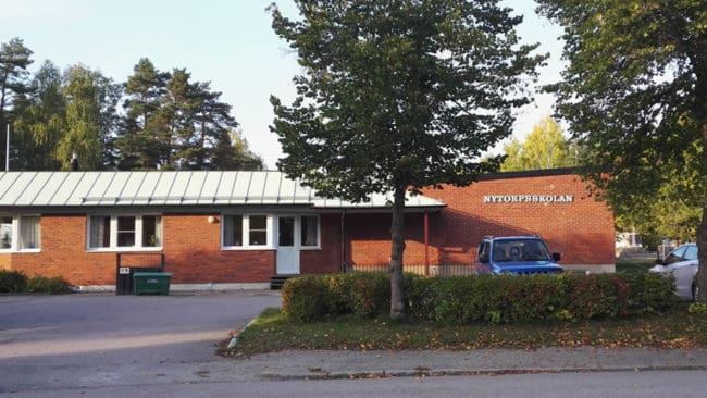 Nytorpsskolan, som ligger inne i Surahammar, fick vargbesök när cirka 20 fritidshemsbarn var på utflykt i ett litet skogsparti vid skolan.