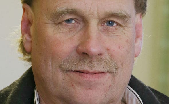 C-kommunpolitikern Inge &Ouml;stlund i R&auml;ttvik riktar h&aring;rd kritik mot &aring;klagaren &Aring;se Schoultz sedan hon beslutat att &ouml;verklaga de friande domarna i Lillh&auml;rdalfallet.&nbsp;
