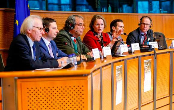Panelen som dryftade vapendirektivet vid ett möte med EU:s intergrupp för jaktfrågor. I mitten rapportören Vicky Ford. Längst bort: Torbjörn Larsson, som representerade organisationen för nordiska jägare, där bland andra Jägarnas Riksförbund ingår.