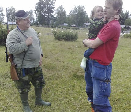 Per H&aring;llnissa med dottern Sandra talar med en av j&auml;garna som bevakade f&aring;ren mot nya vargattacker.