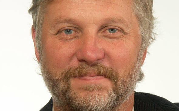 MP-politikern Peter Eriksson vill att partiet blir mer positivt till j&auml;gare f&ouml;r att f&aring; fler r&ouml;ster p&aring; landsbygden.