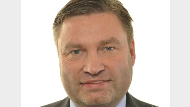 Peter Helander, Centerpartiets nya riksdagsledamot, kommer att ställa frågor om varg till landsbygdsminister Sven-Erik Bucht (S).