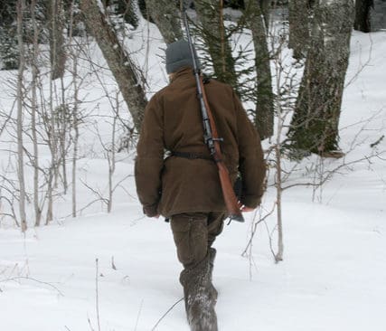 &Auml;lgjakt planerad. Under s&ouml;ndagen &auml;r det &auml;lgjakt som g&auml;ller v&auml;ster&aring;sj&auml;garen Peter. Om vargen inte &auml;r skjuten forts&auml;tter han sp&aring;ra p&aring; m&aring;ndag.