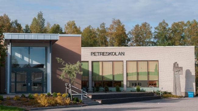 Varg har setts jaga rådjur bakom Petreskolan inne i Hofors i Gävleborg. Varg har även observerats vid Värnaskolan och i flera olika bostadsområden. Flera försvunna katter sätts i samband med vargbesöken.