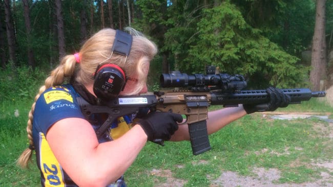 Pia Clerté med en av de halvautomatiska studsare, AR-15 i kaliber .223, som hon använder vid tävlingar i det dynamiska IPSC-skyttet. Hon anklagar inrikesminister Anders Ygeman för direkta lögner om hur hans tjänstemän skött EU-förhandlingarna om vapendirektivet.