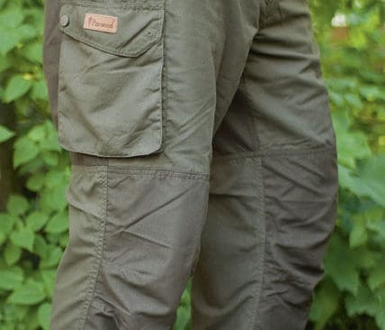 Jaktbyxan P&uuml;rsch fr&aring;n Pinewood passar perfekt f&ouml;r mer r&ouml;rlig jakt under h&ouml;st och v&aring;r n&auml;r det &auml;r lite varmare i jaktmarkerna.