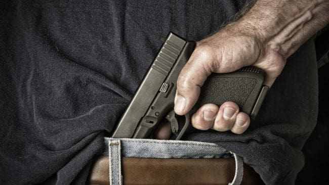 Regeringens skärpning av vapenlagen handlar mest om illegala vapen och att den som grips med skarpladdat vapen alltid häktas direk i väntan på rättegång. Legala vapenägare drabbas alltså inte av de skärpta vapenlagarna. (Arkivbild)