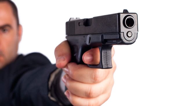 H&aring;rdare tag mot organiserad brottslighet. Regeringen vill utreda sk&auml;rpta straff f&ouml;r grovt vapenbrott. &Auml;ven planering och f&ouml;rberedelser f&ouml;r grovt vapenbrott b&ouml;r kriminaliseras, anser regeringen.