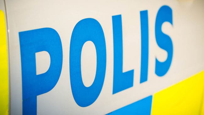 En man anmälde ett inbrott i morse, där tjuvarna fått med sig vapenskåpet ifrån bostaden. Inbrottet ska ha skett medan han sov. Ett zonlarm har gått ut för att vapnen ska komma till rätta.
