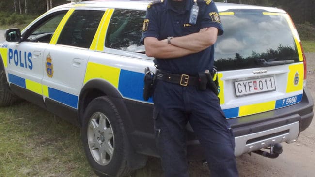 Poliserna som kom till Linghed beordrade två vargaktivister att inte störa eftersöket på den skadskjutna vargen. En stor drevkedja ska gå igenom hela området för att se om vargen ligger gömd. (Arkivbild)