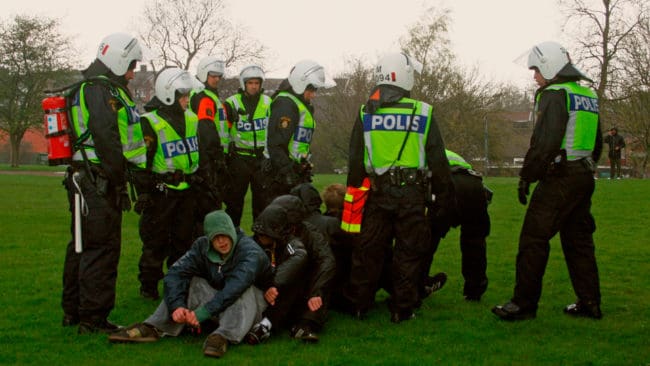 Ska en medlem i en våldsbejakande organisation inte tillåtas ha vapenlicens? Frågan har väckts sedan en aktivist i Nordiska motståndsrörelsen fått sina jaktvapen omhändertagna av polisen. (Arkivbild som är tagen i ett annat sammanhang)