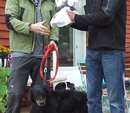 Ordf&ouml;randen i sm&aring;landsst&ouml;varavdelningen i J&auml;mtland-H&auml;rjedalen, Nicklas Lindberg &ouml;verr&auml;cker priset till Keys stolta husse, Lars Grelsson fr&aring;n Hotagen.