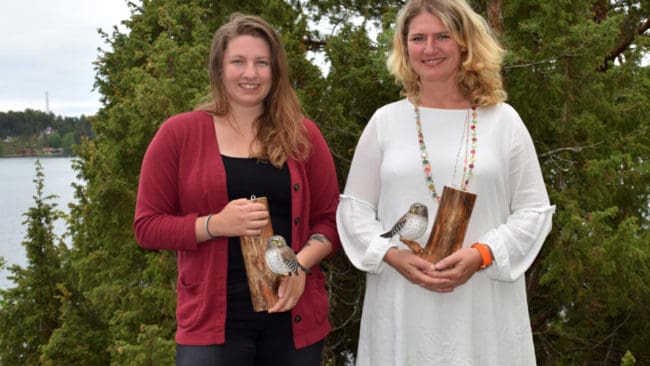 Två pristagare som fått Ugglestipendiet. Jennifer Wallace från Fältbiologerna, som prisas för ett sommarläger för ungdoma,r och Helene Tivemark som uppmärksammas för en film om människor som börjat med jakt.