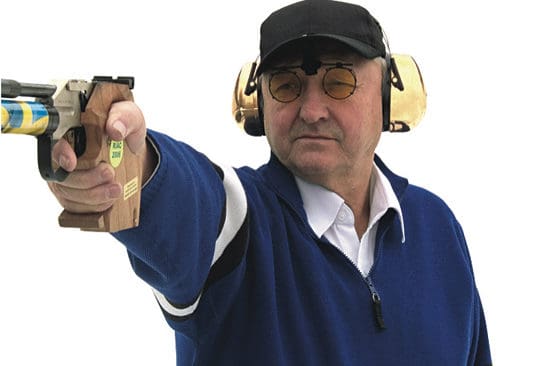 Ragnar Skanåker, ordförande för Sveriges vapenägares förbund, sparar inte på krutet i kritiken mot polisens sätt att hantera ansökningar om vapenlicenser.