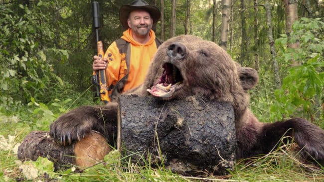 Ralph Persson med en av björnarna han skjutit för sina plottar i år.