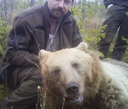 Rasmus Bostr&ouml;m med bj&ouml;rnhonan p&aring; 120 kilo. Bj&ouml;rnen sk&ouml;ts utanf&ouml;r R&aring;ne&aring; sedan en av Rasmus Bostr&ouml;ms plotthundar drivit bj&ouml;rnen &ouml;ver en &aring;.
