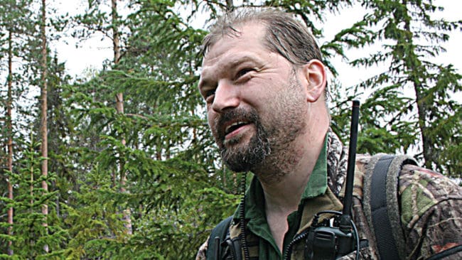 Rasmus Boström är med som hundförare i licensjakten på varg i Nyskogen i Gävleborg. (Arkivbild)