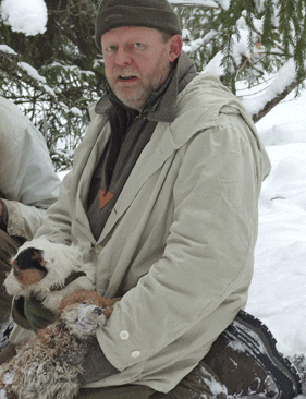 Rävper Andersson fick tillstånd att fotografera björn vid en åtelplats, men han tycker att beslutet innehåller en del märkligheter. Bland går beslutet att tolka som att Jägareförbundet motarbetar björnåtlar.