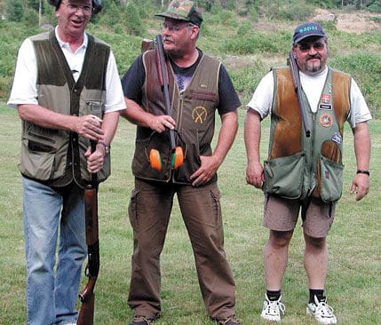 Andra dagens skjutningar kunde hållas i varmt och vackert sommarväder. Det är dags för några av veteranerna att ha särskjutning på skeetbanan.