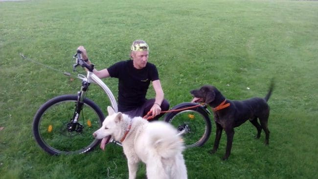 Roger Bäck med plotten Rajo och karelska björnhunden Blixten. Roger polisanmäler att någon person kopplade Rajo under björnjakten så att han inte kunde återvända till husse förrän efter en vecka.