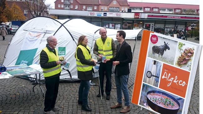 Rotary samlar in pengar till Shelter box, som nu fått ett extra tillskott på 1 200 kronor, när ett exemplar av JRF:s viltkokbok auktionerades ut.