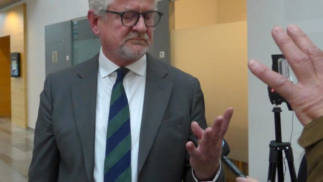 Sven Severin, industriledarens advokat, räknar på fingrarna om de tre vargar som påstås ha dödats illegalt i jakthärvan i Västmanland. I morgon kommer han att kämpa för att hans klient släpps från häktet i väntan på besked om åtal.