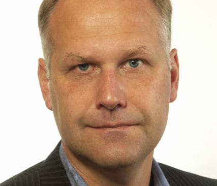 Jonas Sj&ouml;stedt, tillt&auml;nkt som ny ledare f&ouml;r V&auml;nsterpartiet, f&ouml;resl&aring;r &ouml;kad information och utbildning som medicin mot rovdjursproblem.