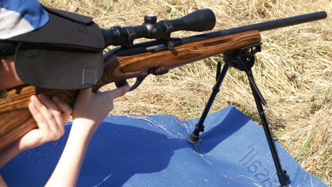 Benlängden är reglerbar mellan 33 och 58 centimeter. Skjutstödet är därmed för liggande eller sittande skytte.