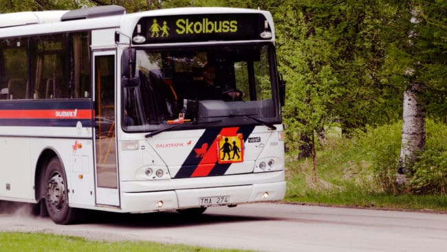 Cirka 100 finska barn får åtminstone april ut gratis skolskjuts på grund av den stora oron över vargarnas framfart i Vörå kommun.