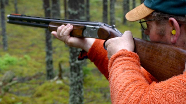 Jaktskytt på hagelstig. Många använder flera olika kalibrar och typer av gevär för jakt och skytte. Därför måste jägare få förvara mer krut hemma än de två kilo som räddningsverket bestämt. Det kräver de två jägarorganisationerna i en gemensam skrivelse.