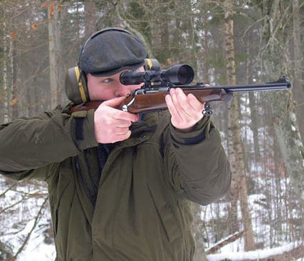 Att skjuta eller inte skjuta första skottet när älgtavlan kommer farande? Naturvårdsverket har slagit fast att Jägarnas Riksförbunds skjutprov för jägarexamenselever ska finnas kvar. Det innebär att det även i fortsättningen finns två olika skytteprov.