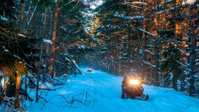 Länsstyrelsernas naturbevakare, som bland annat patrullerar på snöskoter, kan rapportera om misstänkt illegal jakt. Men miljöåklagaren Christer B Jarlås klagar på att en del länsstyrelser inte arbetar aktivt mot jaktbrott.