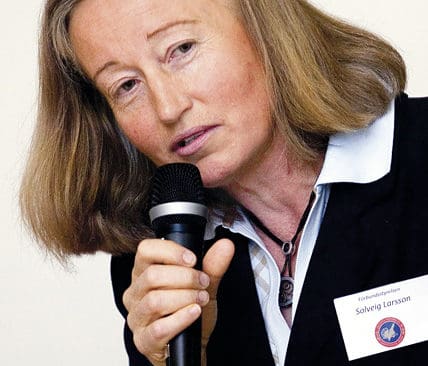 Ingen f&ouml;rankring av inflyttning av nya vargar. Men J&auml;garnas Riksf&ouml;rbund kan informera om varf&ouml;r vargflyttandet g&ouml;rs. S&aring; l&aring;ngt &auml;r JRF-basen Solveig Larsson redo att g&aring; f&ouml;r att uppfylla regeringens uppdrag.