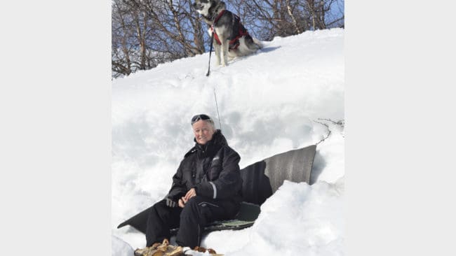 ”Det är en härlig avkoppling för både människor och hund att få njuta av vårvintern på skarsnö vid trädgränsen med milsvid utsikt över dalgångar och fjälltoppar”, skriver JRF-basen Solveig Larsson.