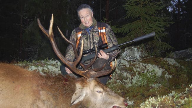 ”Både LRF och skogsägarna står i stort bakom vår syn, vilket är ett stort steg på vägen till bättre möjlighet att lokalt anpassa kronhjortsstammarna utifrån rådande lokala förutsättningar”, skriver Solveig Larsson, förbundsordförande för Jägarnas Riksförbund.