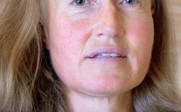 Inst&auml;lld licensjakt&nbsp;p&aring; varg och &ouml;verklagandet av regionala skyddsjaktsbeslut om rovdjur g&ouml;r att det besynnerliga juridiska sk&aring;despelet m&aring;ste stoppas, tycker JRF-basen Solveig Larsson.