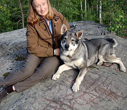 JRF-basen Solveig Larsson p&aring; h&auml;llristningar vid Ume &auml;lv som visar hur viktiga &auml;lgarna var f&ouml;r forntida j&auml;garfolk. H&auml;r finns &auml;ven inre organ p&aring; &auml;lgar inristade.
