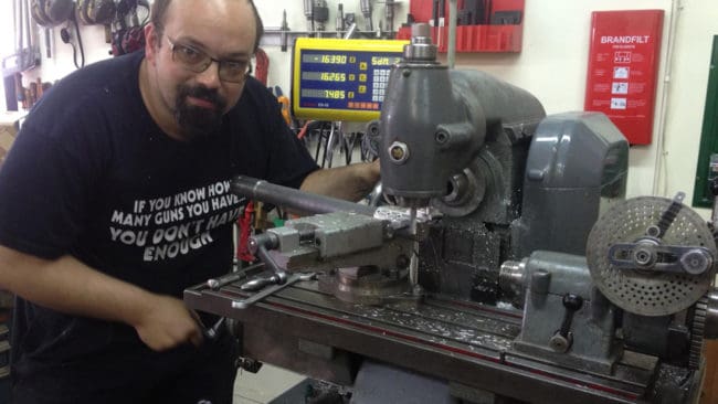 Vapenexperten Håkan Spuhr tillhör dem som riktar hård kritik mot Oskar Magnusson, politiskt sakkunnig hos inrikesminister Mikael Damberg, för utspelet mot oppositionspartiernas liberala vapenpolitik efter att en nybliven mamma skjutits till döds på en Malmögata.