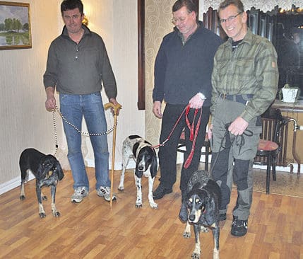 Här är det svenska laget som slog det norska. Från vänster: provets totalvinnare, Tällmyrans Mimmi och Urban Nyberg från Ullånger, Axemmys Wimse och Lasse Fritz, från Ulrika, samt Säbydalens Donna med Sture Johansson från Ulricehamn.