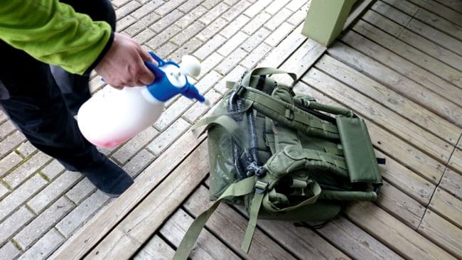 Förutom provtagning av fällda vildsvin ska de finska jägarna hjälpa till att stoppa svinpesten genom att desinficera jaktutrustning som använts i smittade jaktområden.