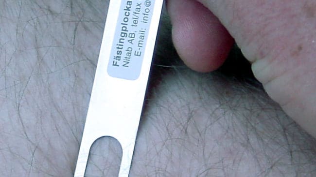 Tick 1 är ett litet plåtbleck med avfasade kanter, som fäster bra runt fästingen.